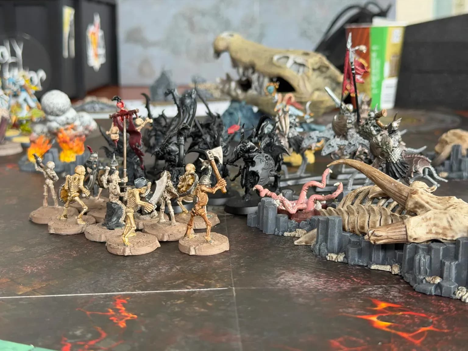 Age of Sigmar potje met een leger skeletten tegenover donkere ruiters en monsters op een slagveld met lava