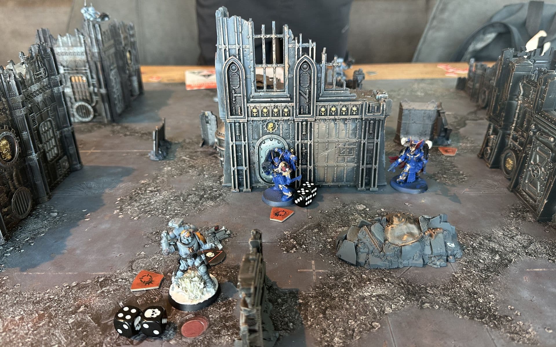 Kill Team potje op een speeldag van Tabletop Amersfoort, met ruïnes en Space Marines